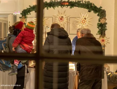 Handwerkskünstler und regionale Gastronomen auf dem Weihnachtsmarkt bei Schloss Wackerbarth