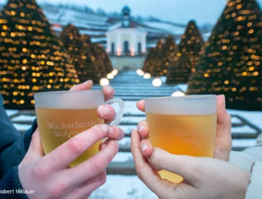 In der Adventszeit kann auf Schloss Wackerbarth den leckeren Glühwein Weiß und Heiß genießen.