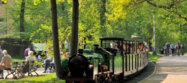 Freizeitaktivitäten » Mit der Parkeisenbahn durch den Großen Garten