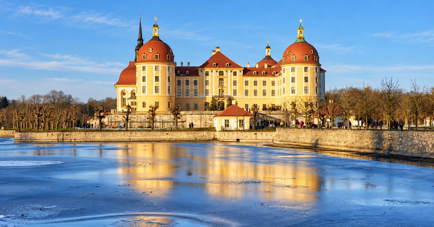 Schloss Moritzburg mit vereistem Schlossteich im Winter