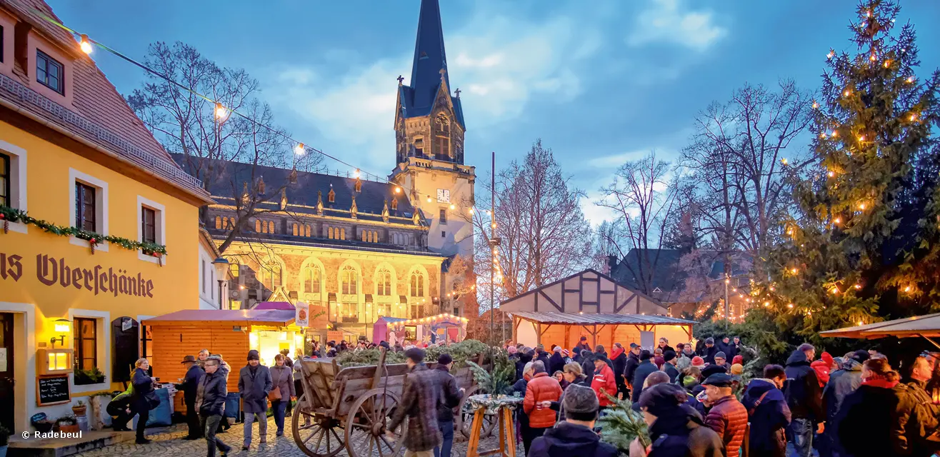 Festlich geschmückter Weihnachtsmarkt Lichterglanz und Budenzauber in Radebeul