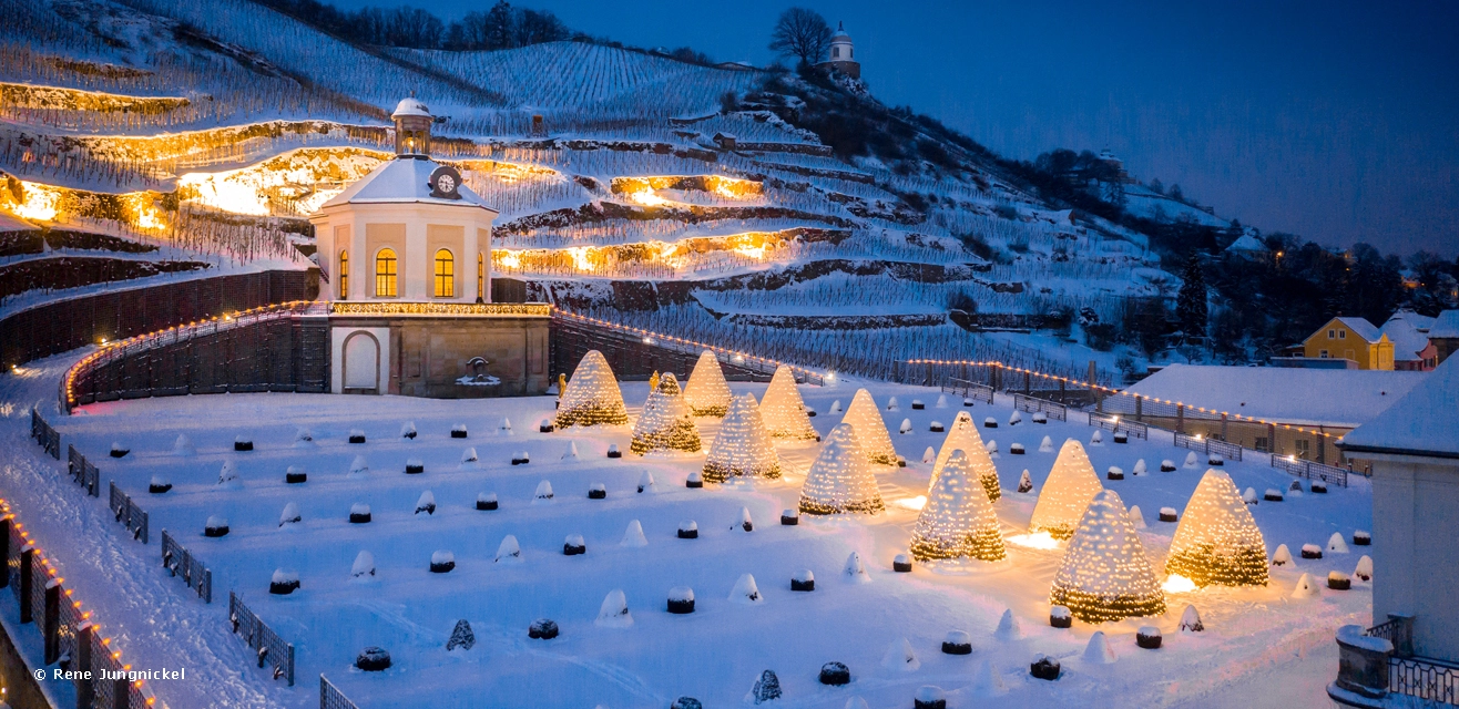 Romantische Stimmung bei Wein & Licht auf Schloss Wackerbarth mit der Wintertour der Roten Doppeldecker Dresden