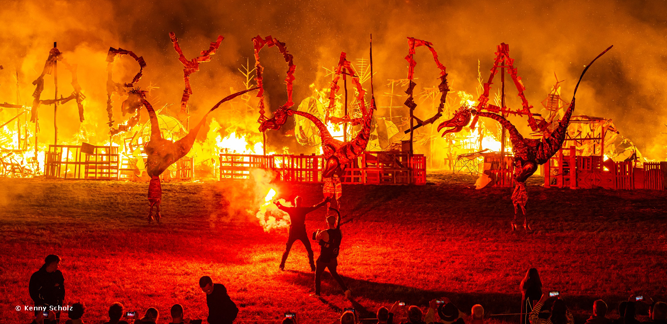 Spektakuläre Feuershow zum Abschluss des Weinfestes in Radebeul.