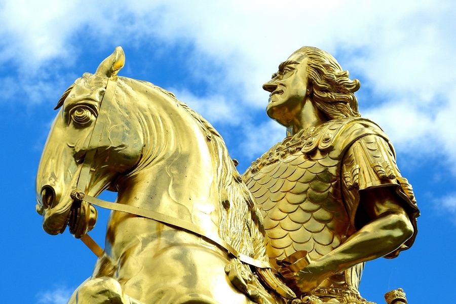 Der Goldene Reiter am Fuße der Augustusbrücke