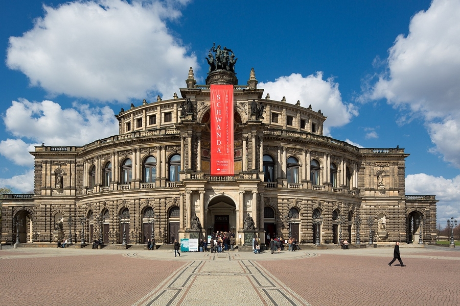 Die Semperoper » Blick vom Theaterplatz