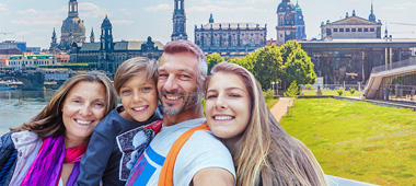 Eine Familie fährt zum Stadtfest in Dresden mit dem Riesenrad und genießt die fantastische Aussicht auf die Stadt.