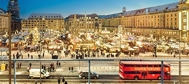 Bus der Roten Doppeldecker Dresden fährt direkt am Striezelmarkt Dresden vorbei.