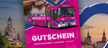 Die Gäste einer Stadtrundfahrt in Dresden fotografieren sich im Roten Doppeldecker.