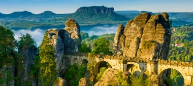 Die Basteibrücke in der Sächsischen Schweiz gehört mit ihrer neuen Aussichtsplattform zu den beliebtesten Touristenattraktionen in Dresden. Diese erleben Sie auch beim Ausflug in die Sächsische Schweiz mit den Roten Doppeldeckern.