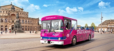 Roter Doppeldecker Bus fährt bei der Stadtrundfahrt in Dresden über die Albertbrücke in Dresden.