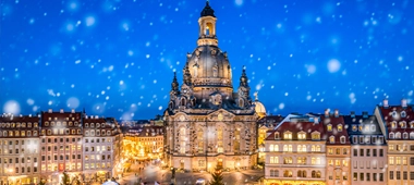 Der Zauberer springt bei der Kulinarischen Weihnachtstour aus einem Roten Doppeldecker Bus.