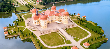 Fantastische Aussicht von oben auf Schloss Moritzburg. Entdecken Sie das Märchenschloss beim live moderierten Ausflug nach Moritzburg und Meissen