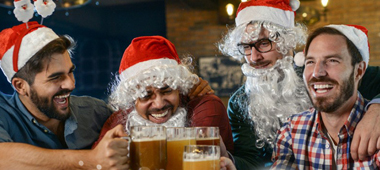 Auf einer Firmenweihnachtsfeier erfahren die Gäste die Geschichte des Bieres in Dresden und können dieses im Feldschlößchen Stammhaus natürlich auch verkosten
